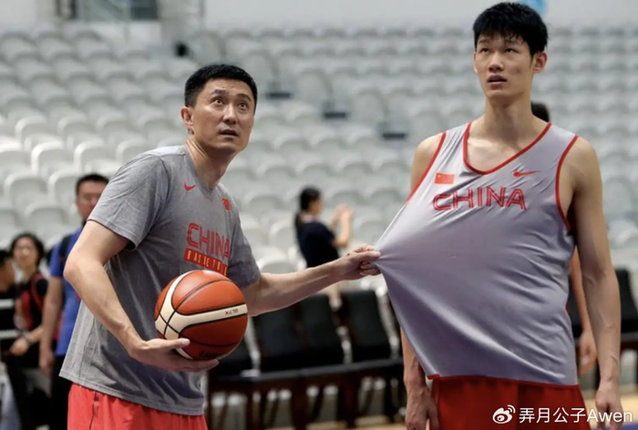 球王会官方-最靠谱的国手！刚打完世预赛就随队训练，球迷：比周琦沉稳多了|国家队|胡金秋|大秋|中国男篮|王哲林_新浪体育_新浪新闻