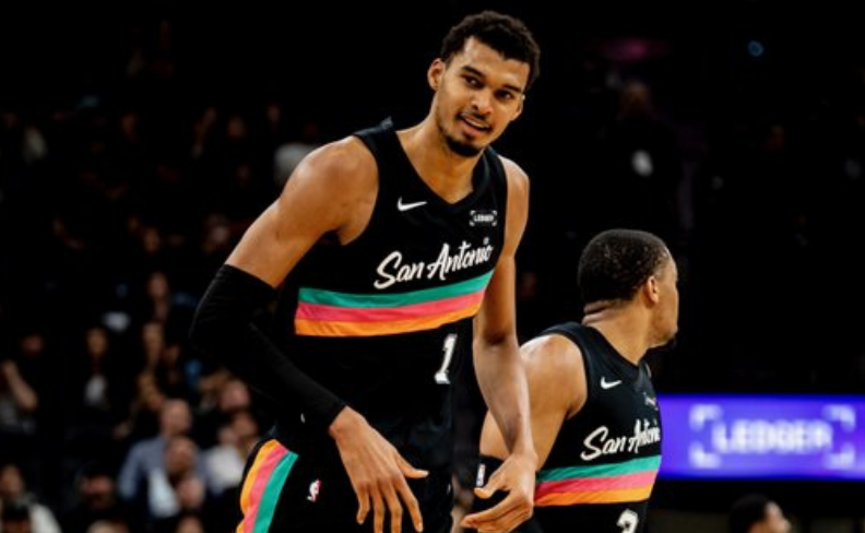 球王会体育-尼克斯大胜终结马刺11连胜 文班25+13+4帽难敌纽约双枪49分