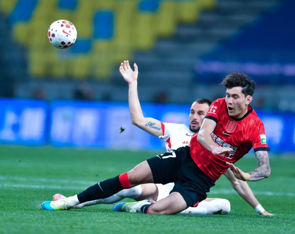 球王会官网-一场1-0，让中超榜首易主，神仙进球诞生：第79分钟角球破门绝杀